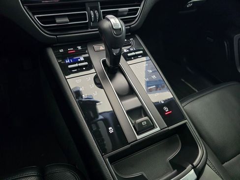 Used 2023 Porsche Macan image 35