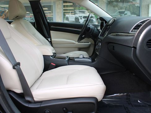 Used 2018 Chrysler 300 Limited image 7