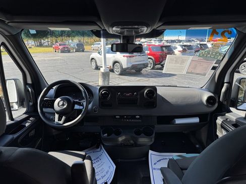 Used 2021 Mercedes-Benz Sprinter 1500 image 12