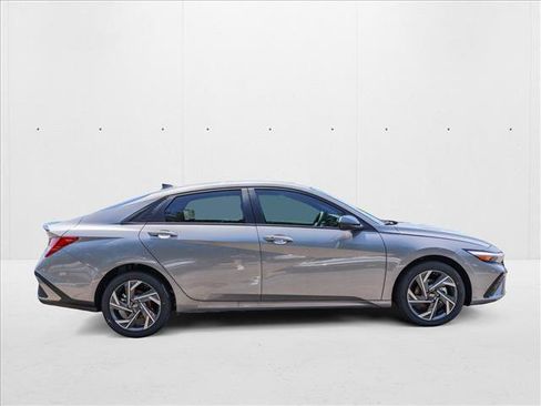 New 2025 Hyundai Elantra SEL image 4