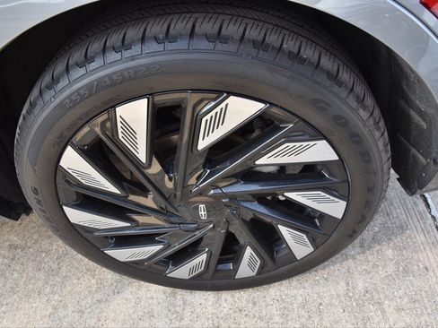 Used 2024 Lincoln Nautilus Reserve w/ Equipment Group 202A image 9