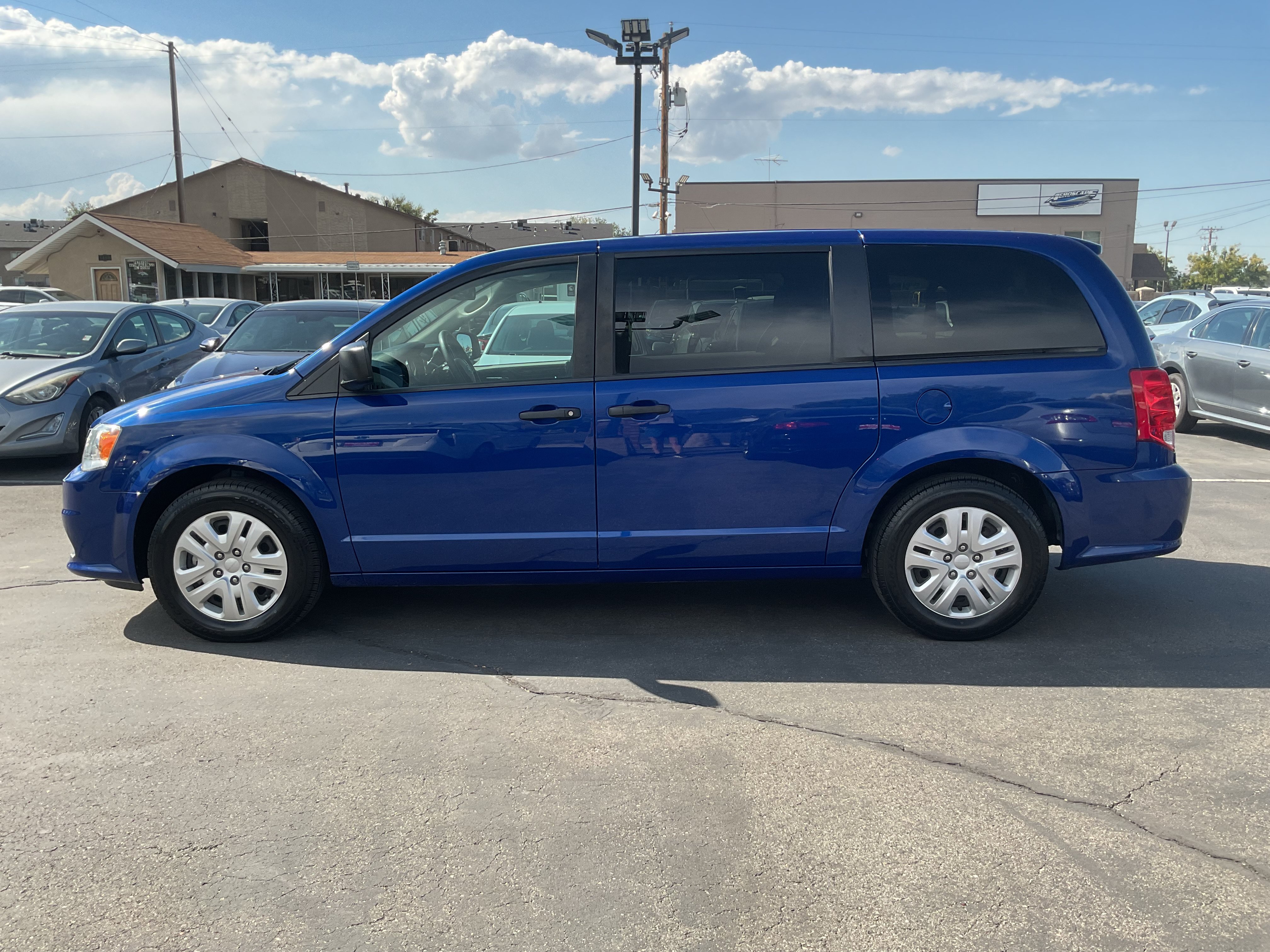 Used 2020 Dodge Grand Caravan SE w/ UConnect Hands-Free Group FWD image 4
