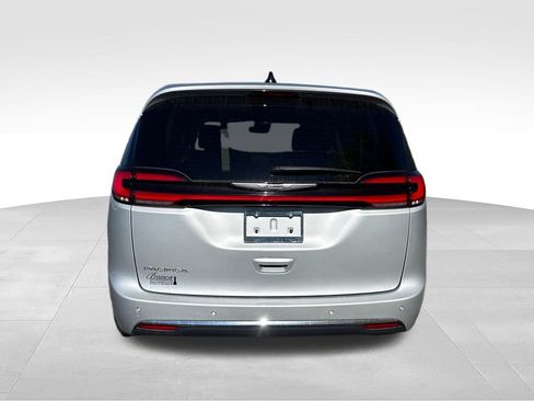 Used 2024 Chrysler Pacifica Touring-L FWD image 11