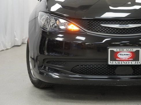 Used 2023 Chrysler Voyager LX image 6