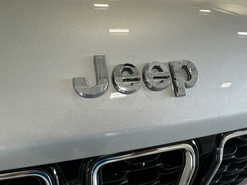 Used 2024 Jeep Grand Cherokee Limited AWD/4WD image 33