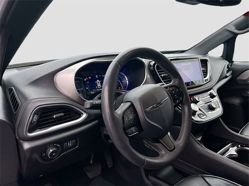 Used 2022 Chrysler Pacifica Limited w/ Uconnect Theater Family Group image 9