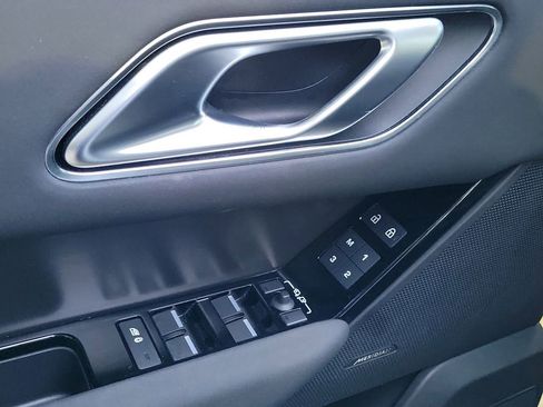 Used 2025 Land Rover Range Rover Velar Dynamic SE image 21