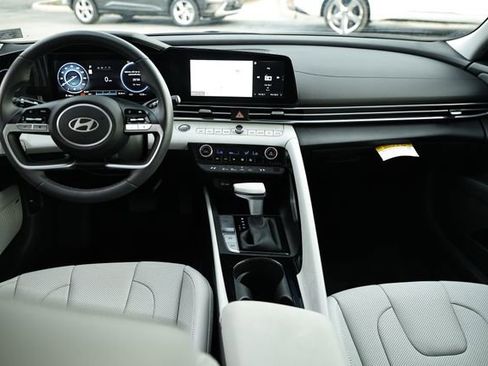 Certified 2025 Hyundai Elantra Limited image 27