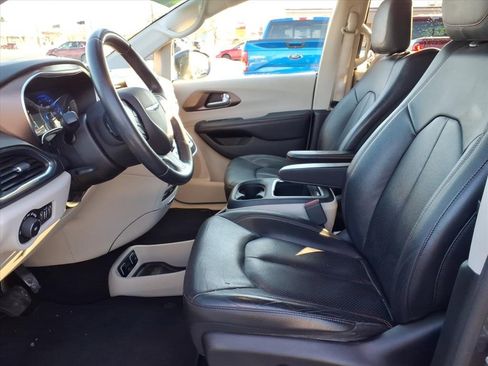 Used 2018 Chrysler Pacifica Touring-L Plus image 23