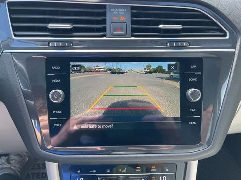 Used 2024 Volkswagen Tiguan SE w/ Panoramic Sunroof Package image 19