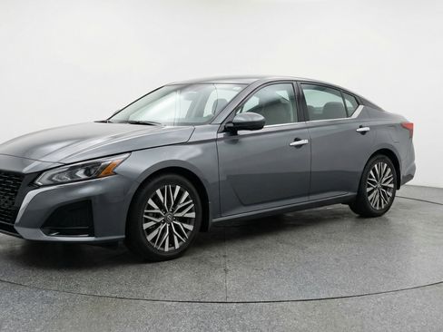 Used 2025 Nissan Altima 2.5 SV image 3