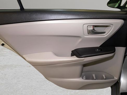 Used 2016 Toyota Camry SE image 8