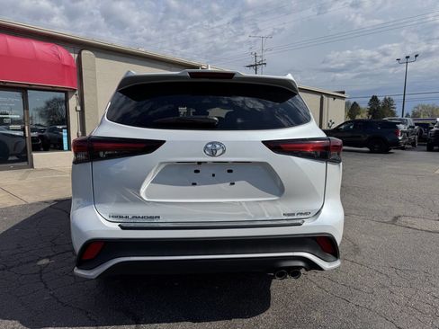 Used 2024 Toyota Highlander XSE AWD/4WD image 4
