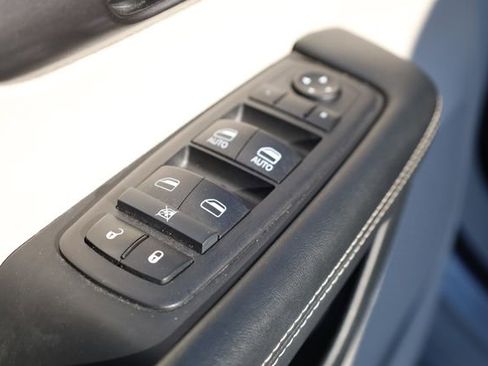 Used 2024 Chrysler Pacifica Select image 15