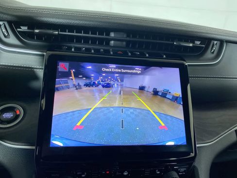 Used 2024 Jeep Grand Cherokee Limited image 25