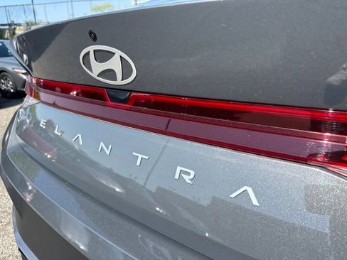 Used 2025 Hyundai Elantra SE FWD image 9