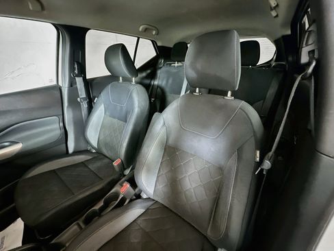 Used 2018 Nissan Kicks SV FWD image 19