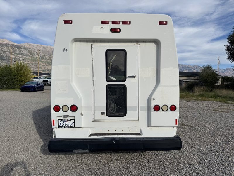 Used 2004 Ford E-350 and Econoline 350 Super Duty RWD image 4