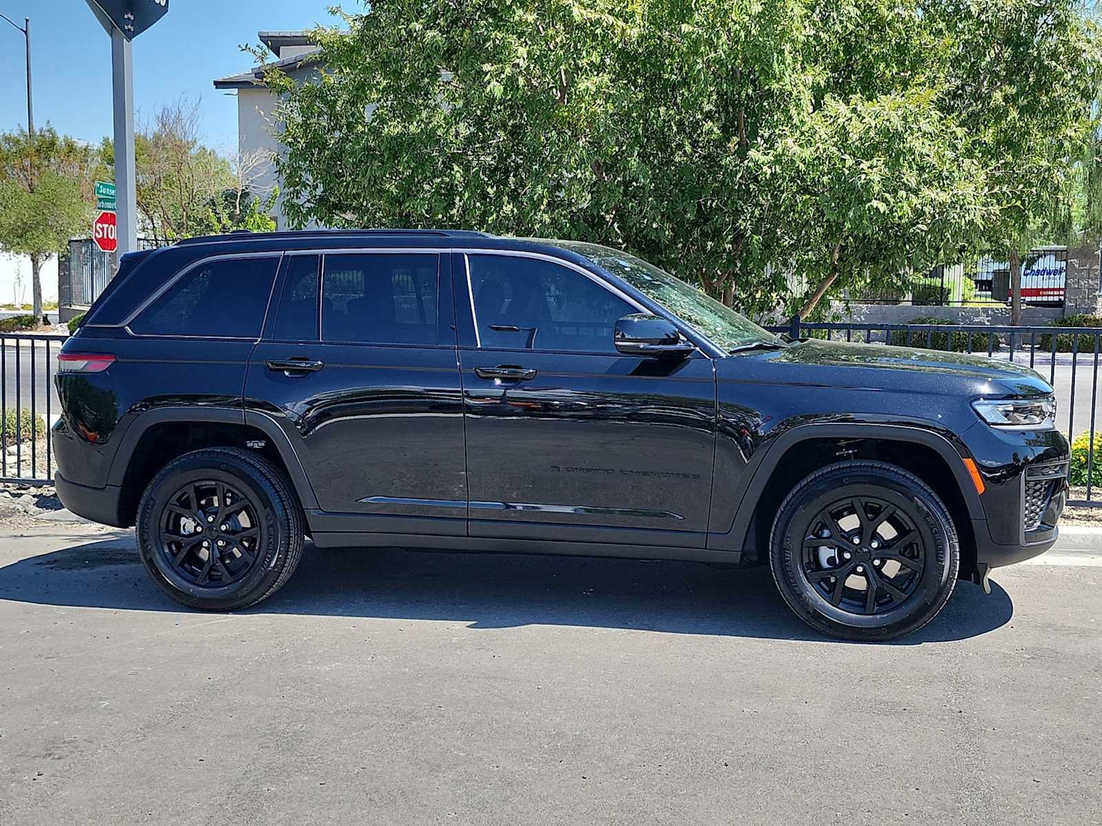New 2026 Jeep Grand Cherokee Altitude AWD/4WD image 9