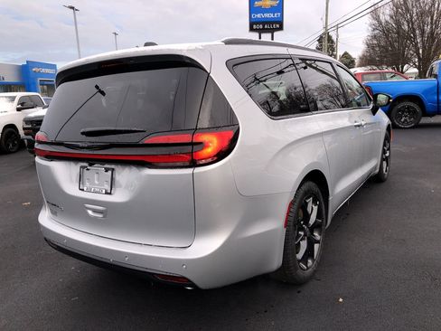 New 2026 Chrysler Pacifica Select image 13