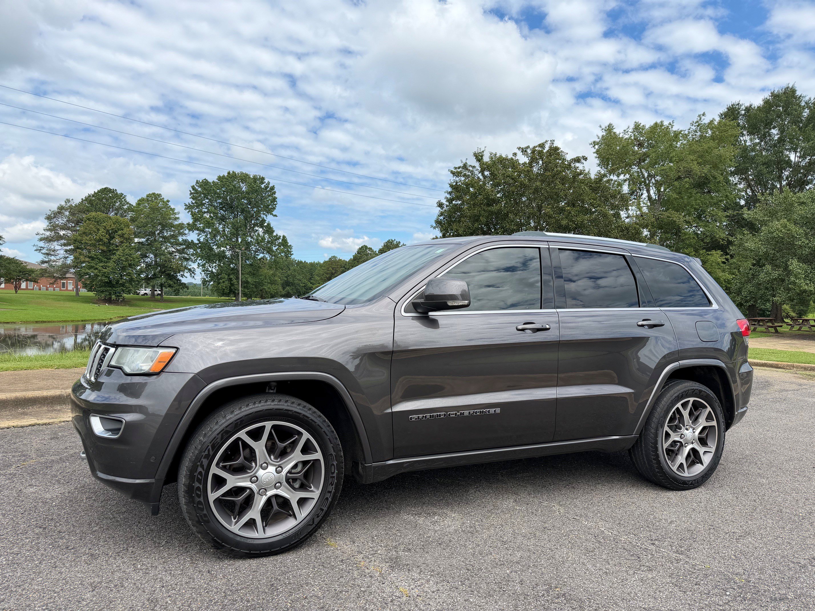 Used 2018 Jeep Grand Cherokee Limited RWD image 1