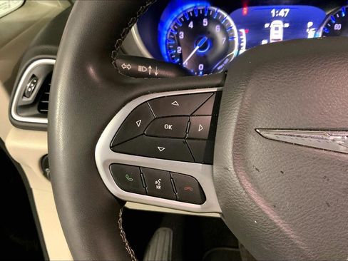 Used 2024 Chrysler Pacifica Touring-L FWD image 18