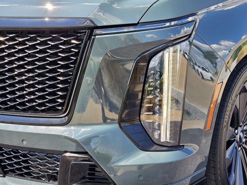 Certified 2025 Cadillac Escalade ESV V AWD/4WD image 10
