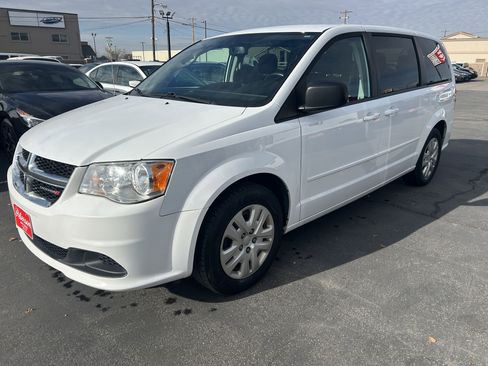 Used 2017 Dodge Grand Caravan SE w/ UConnect Hands-Free Group image 2