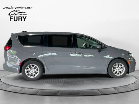 Used 2023 Chrysler Pacifica Touring-L FWD image 2