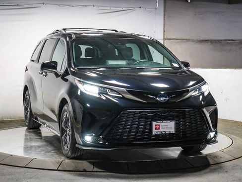 Used 2024 Toyota Sienna XSE w/ XSE Plus Package image 3