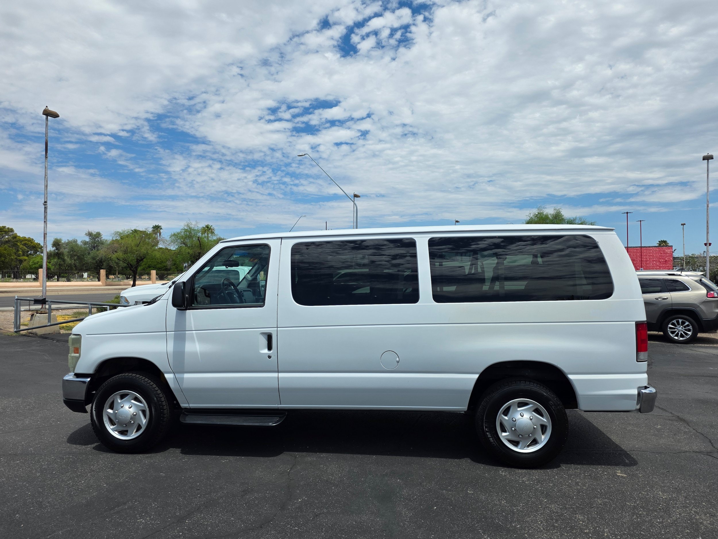 Used 2014 Ford E-350 and Econoline 350 XLT RWD image 2