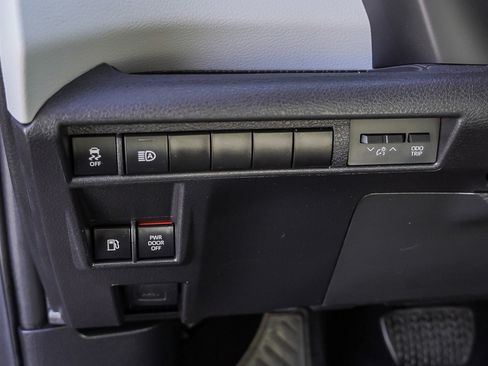 Used 2025 Toyota Sienna XLE image 18