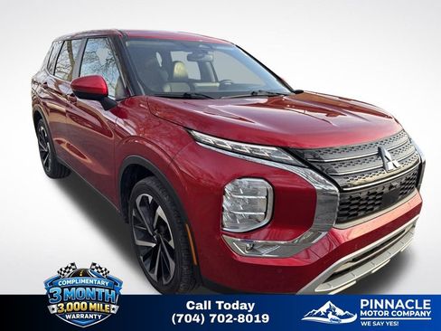 Used 2024 Mitsubishi Outlander SE image 1