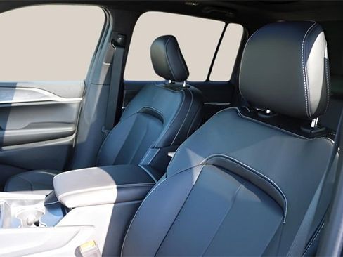 New 2025 Jeep Grand Cherokee Limited w/ Black Appearance Package image 12