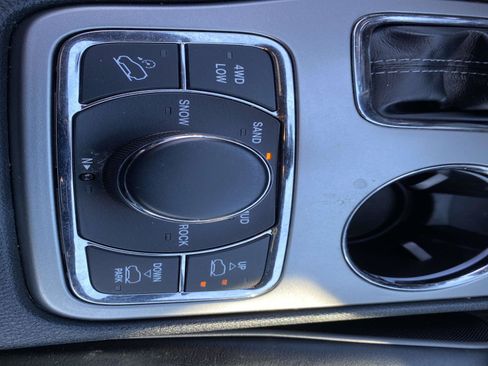 Used 2020 Jeep Grand Cherokee Overland AWD/4WD image 17