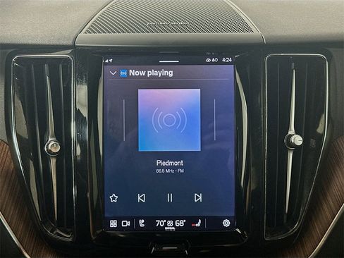 Used 2023 Volvo XC60 B5 Plus image 17