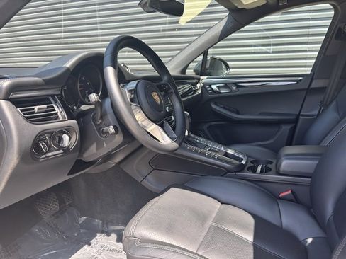 Certified 2021 Porsche Macan image 4