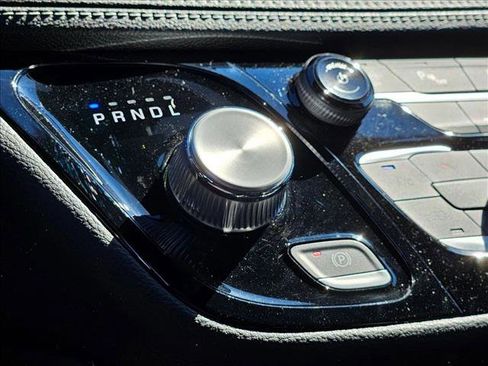 Used 2021 Chrysler Pacifica Limited w/ Uconnect Theater Family Group image 13