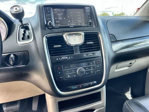 Used 2015 Chrysler Town & Country Touring w/ Driver Convenience Group FWD image 18