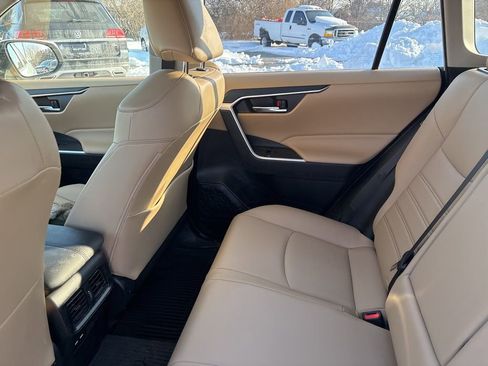 Used 2021 Toyota RAV4 XLE Premium image 14