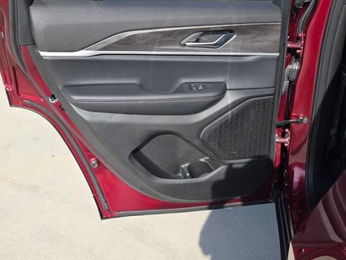 Used 2025 Jeep Grand Cherokee Limited w/ Black Appearance Package image 21