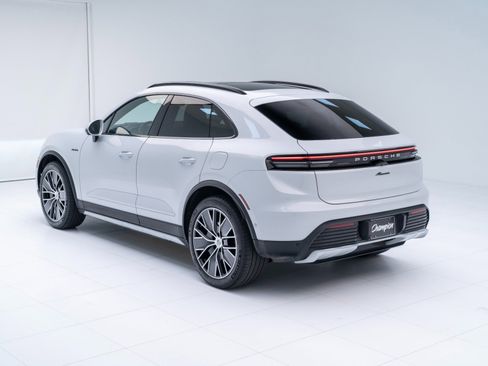 Certified 2025 Porsche Macan Electric image 3