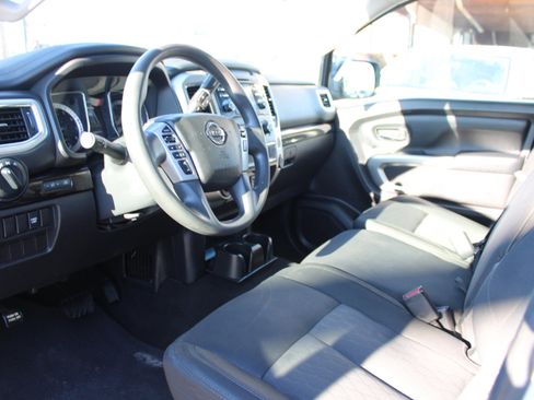 Used 2017 Nissan Titan SV image 12