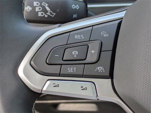 Used 2023 Volkswagen Tiguan SE w/ Panoramic Sunroof Package image 19