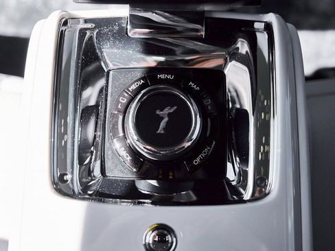 Used 2024 Rolls-Royce Cullinan AWD/4WD image 65