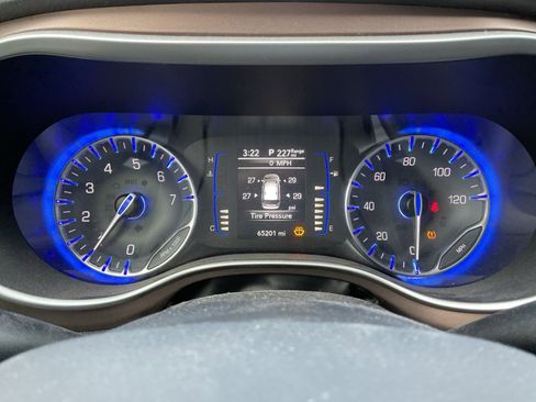 Used 2018 Chrysler Pacifica Touring-L image 16