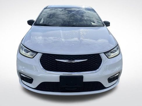 Used 2024 Chrysler Pacifica Touring-L FWD image 12
