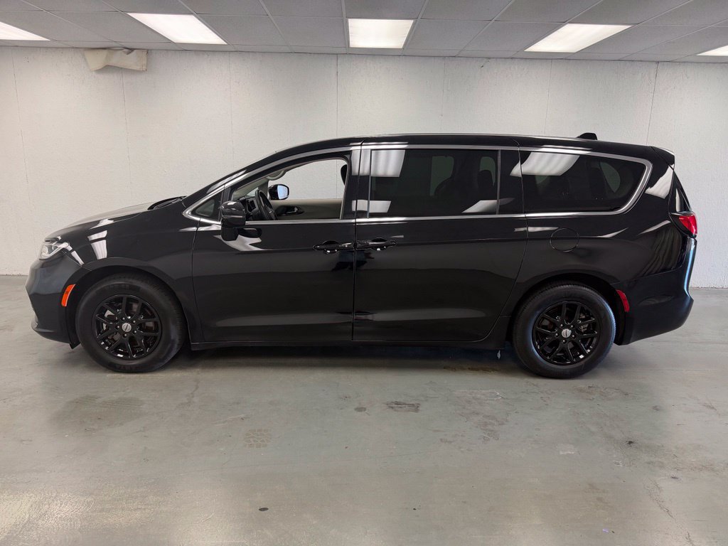 Used 2024 Chrysler Pacifica Touring-L FWD image 2
