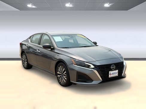 Used 2025 Nissan Altima 2.5 SV FWD image 7