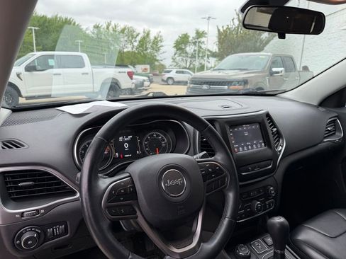 Used 2019 Jeep Cherokee Latitude Plus w/ Cold Weather Group AWD/4WD image 10